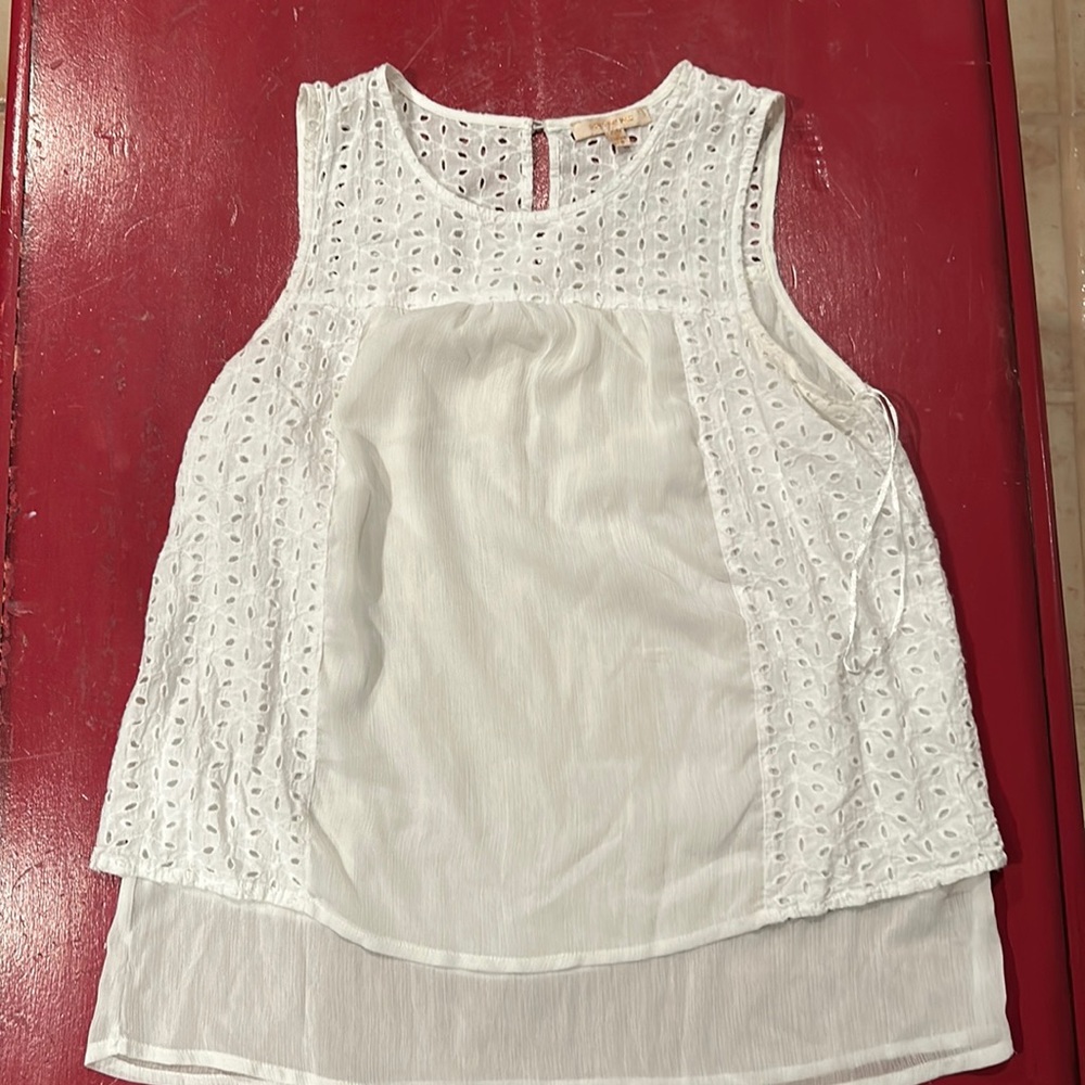 White sleeveless shirt